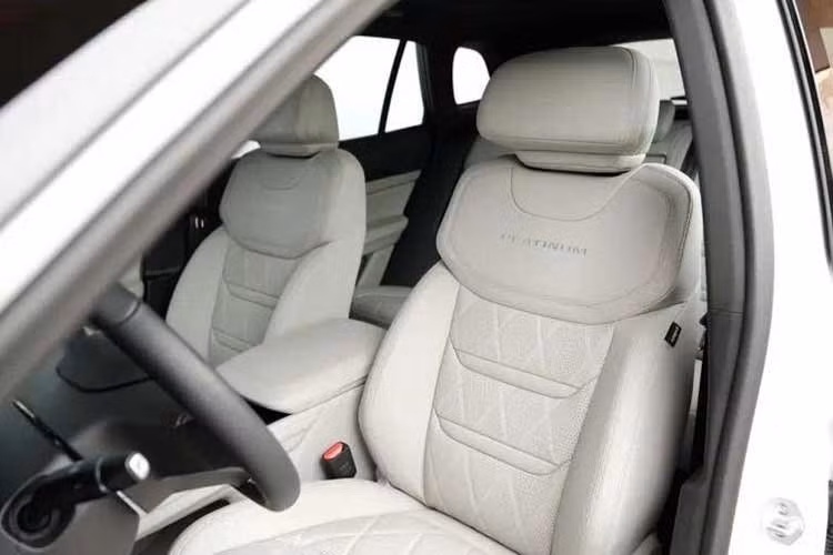 Một trang bị mới đáng chú ý trên Territory Hybrid Platinum là hệ thống tạo hương thơm trong khoang nội thất. Người dùng có thể lựa chọn sáu mùi hương khác nhau gồm Velvet Ember, Whispers of Dawn, Verdant Rush, Soul Velocity, Amber Veils và Azure Oud để tạo không gian dễ chịu trong xe.