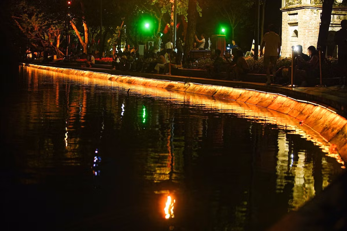 Gallery - [GALLERY] Hồ Hoàn Kiếm rực rỡ bằng công nghệ ánh sáng dịp nghỉ lễ 2/9 - image 7