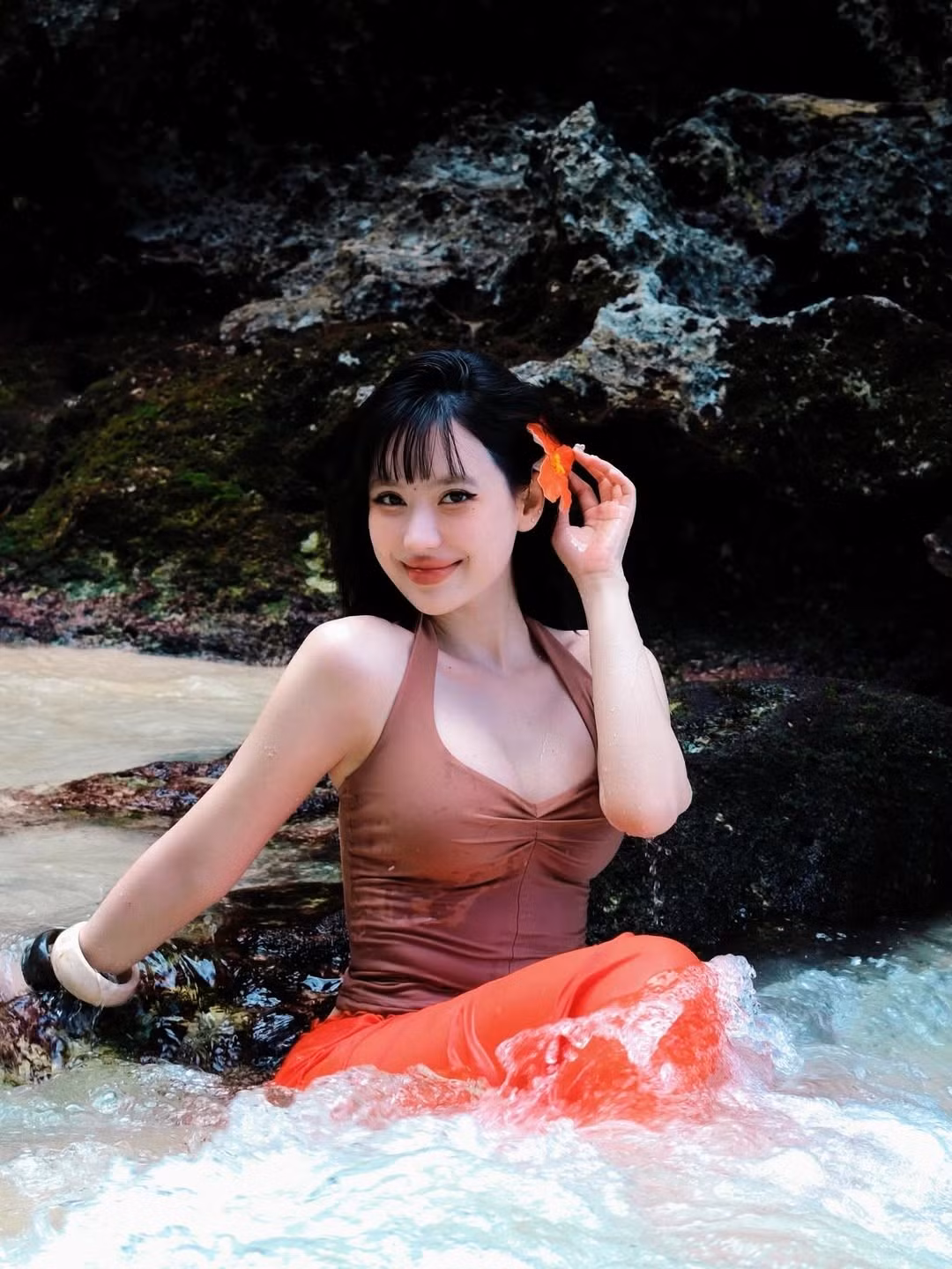 Vân Tiny tên thật là Nguyễn Hải Vân, sinh năm 1992, là một trong những hot girl đời đầu được nhiều bạn trẻ yêu mến. Gương mặt bầu bĩnh, đáng yêu cùng phong cách nữ tính giúp cô sớm ghi dấu ấn trong cộng đồng mạng từ những năm 2010.