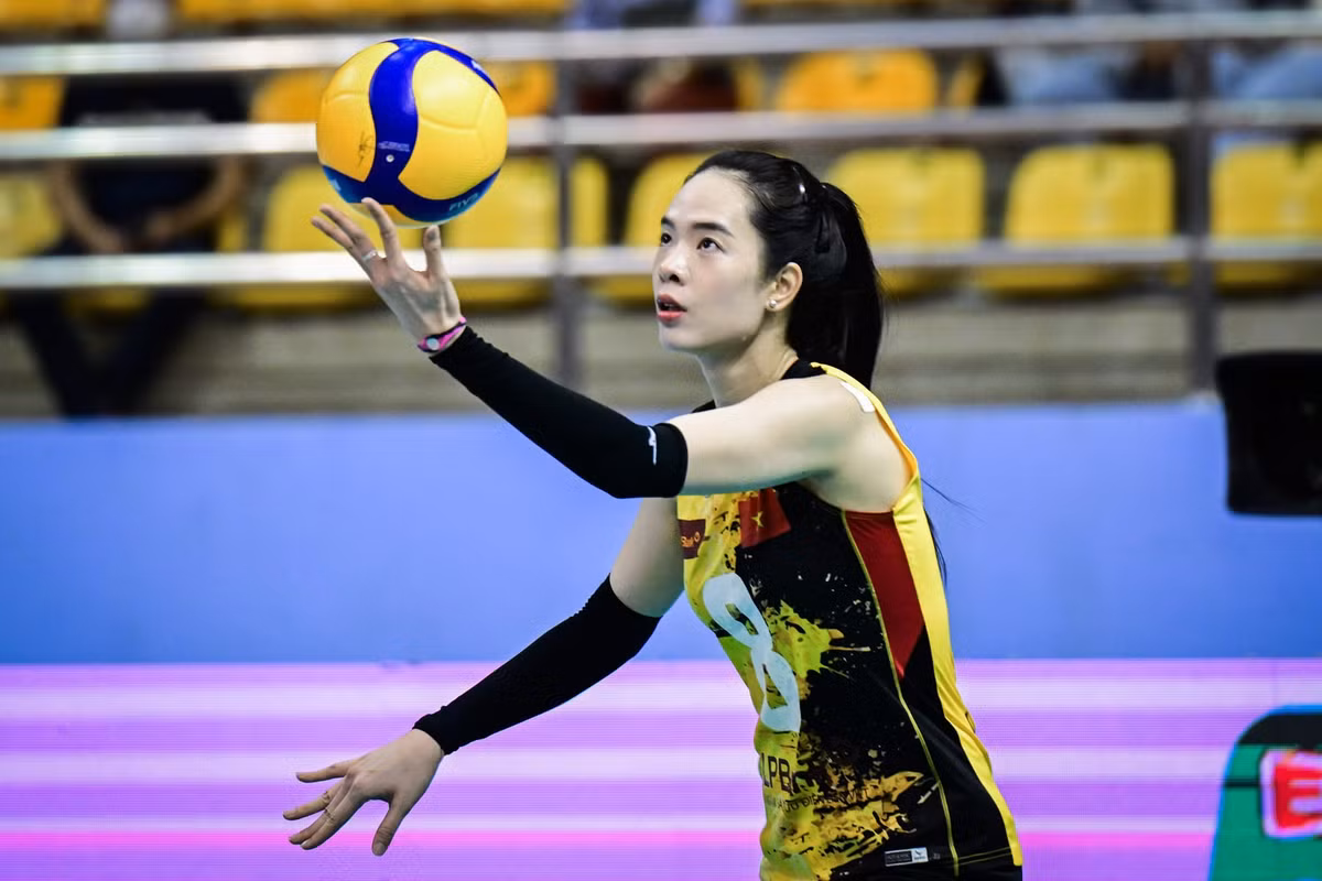 Phong cách thi đấu của Thanh Thúy nổi bật với khả năng chắn bóng thông minh, đọc tình huống tốt và đặc biệt là những pha đánh lao chéo sân đầy uy lực, khiến hàng chắn đối phương phải dè chừng.