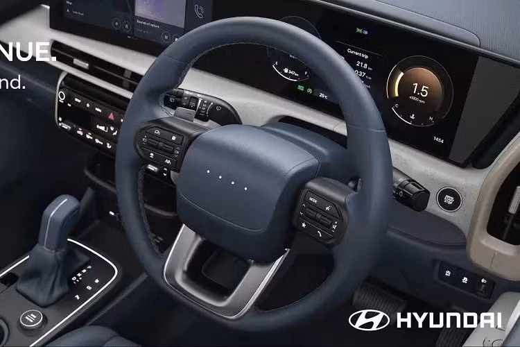 Những bổ sung mới khác của Hyundai Venue thế hệ mới bao gồm hệ thống âm thanh Bose 8 loa và ghế trước thông gió. Thêm vào đó là tính năng ra lệnh bằng giọng nói có thể nhận diện 5 ngôn ngữ, gồm có Hindi, tiếng Anh, Hinglish, Bengali và Tamil.