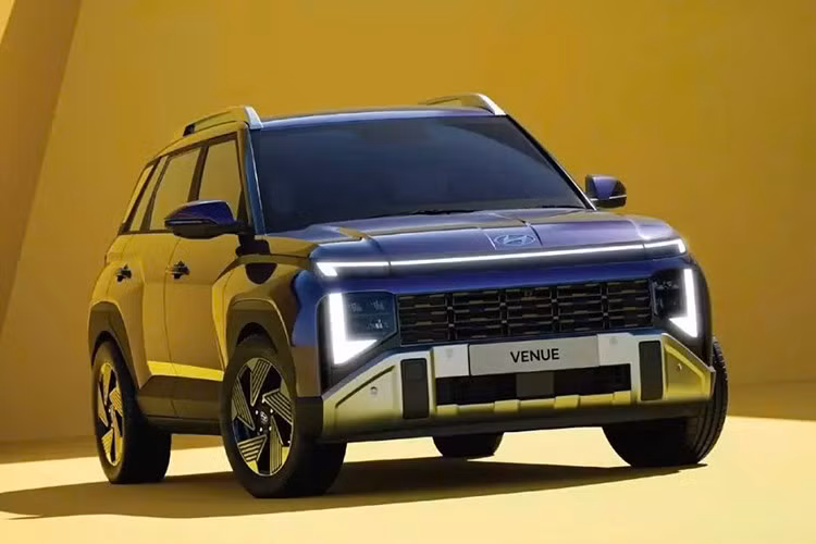 Tại thị trường Ấn Độ, Hyundai Venue mới được cung cấp với 6 màu sơn ngoại thất 1 tông màu gồm xanh Mystic Sapphire, xanh Hazel Blue, đỏ Dragon Red, trắng Atlas White, xám Titan Grey và đen Abyss Black. Trong đó, trắng Atlas White và xanh Hazel Blue có thể phối với nóc đen Abyss Black ở bản cao cấp.