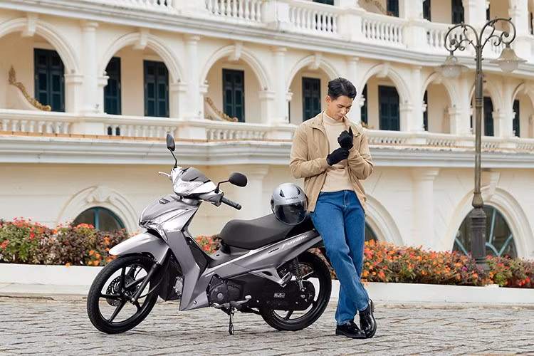 Mẫu xe máy số phổ thông Honda Future 125 FI 2026 mới mang đến diện mạo mới sang trọng, hiện đại cùng những tinh chỉnh tinh tế về màu sắc và thiết kế, hứa hẹn tiếp tục chinh phục người dùng bằng sự hoàn thiện vượt trội.