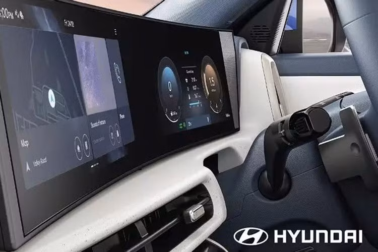 Mẫu SUV hạng A này cũng được trang bị sạc không dây, ghế lái chỉnh điện 4 hướng, hệ thống cảnh báo điểm mù và cửa sổ trời đơn. Cửa sổ trời toàn cảnh vẫn chưa xuất hiện trên mẫu xe nhà Hyundai dù một số đối thủ đã có.