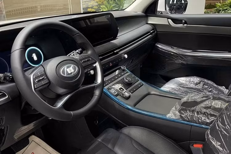 Gói ưu đãi thứ hai là gia hạn bảo hành lên 8 năm hoặc 120.000 km. Ngoài ra, xe còn được miễn phí bảo dưỡng lên đến 5 năm kèm các quà tặng khác như bảo hiểm vật chất, voucher nhiên liệu (áp dụng tuỳ từng mẫu xe, phiên bản) và quyền lợi Hội viên khách hàng Hyundai hạng Bạch Kim. Tổng giá trị ưu đãi của gói này cũng lên tới 200 triệu đồng.