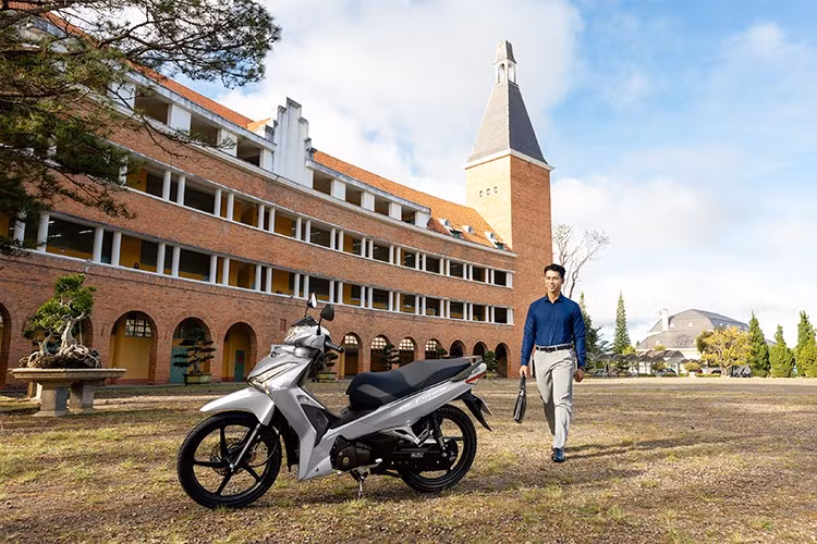 Honda Future 125 FI 2026 sẽ chính thức có mặt tại hệ thống Cửa Hàng Bán Xe Và Dịch Vụ Do Honda Ủy Nhiệm (HEAD) trên toàn quốc từ ngày 9/11/2025, với chế độ bảo hành 3 năm hoặc 30.000 km (tùy điều kiện nào đến trước).