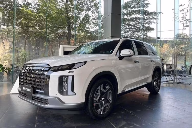 Thị trường ôtô Việt Nam đang bước vào giai đoạn tăng tốc để tranh thủ luồng mua sắm cuối năm. Do đó, không có gì bất ngờ khi các hãng và đại lý tích cực tung ra những chương trình ưu đãi hấp dẫn để kích cầu mua sắm. Đại lý Hyundai là một ví dụ điển hình với mẫu Hyundai Palisade đời 2024.