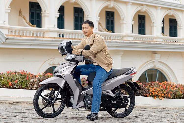 Future 125 FI 2026 tiếp tục ghi dấu ấn với phong cách sang trọng và hiện đại, khẳng định đẳng cấp của mẫu xe số cao cấp hàng đầu trong phân khúc. Logo 3D “Future”, mặt đồng hồ lấy cảm hứng từ bảng điều khiển ôtô, hệ thống đèn LED và các chi tiết mạ crôm tinh tế góp phần tạo nên diện mạo đẳng cấp cho mẫu xe.