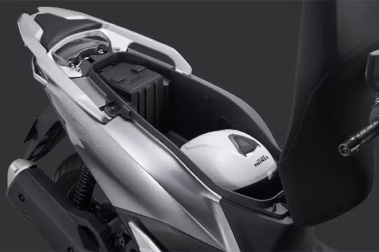 Xe được trang bị hệ thống phanh ABS hai kênh, Kiểm soát lực kéo, Hệ thống giám sát áp suất lốp (TPMS) và Camera trước và sau ghi lại video như camera hành trình ô tô (chỉ có ở mẫu cao cấp).