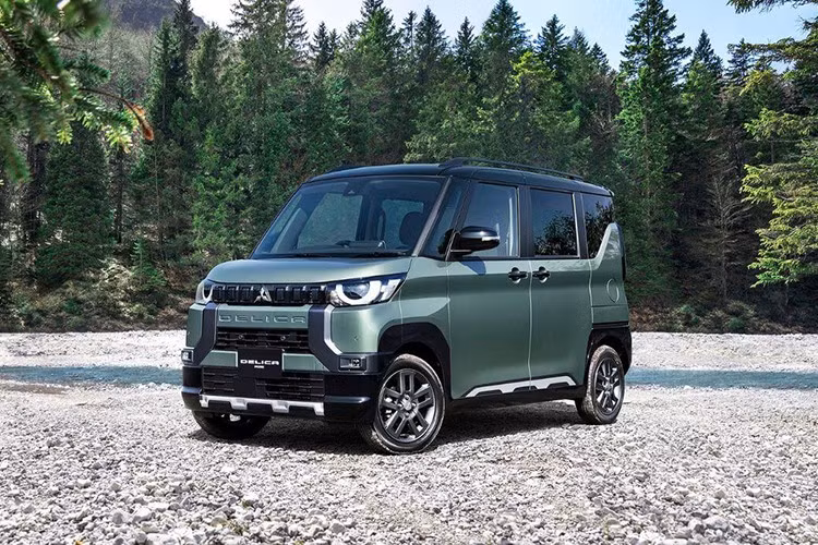 Người lái có thể chọn năm chế độ vận hành, bao gồm Power, Normal, Eco, Gravel, Snow, tùy theo địa hình. Xe được trang bị giảm xóc Kayaba Prosmooth mới, hứa hẹn mang lại trải nghiệm êm ái hơn cùng hệ thống treo tinh chỉnh riêng cho bản 4WD.