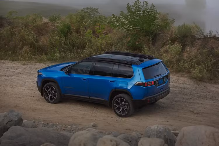 Hệ động lực hybrid được kết hợp với hệ dẫn động bốn bánh tiêu chuẩn với chức năng ngắt cầu sau để tối đa hóa hiệu suất. Điều này cho phép chiếc crossover đạt mức tiêu thụ nhiên liệu 5,6l/100km trong thành phố, 7,13l/100km trên đường cao tốc và 6,35l/100km kết hợp.