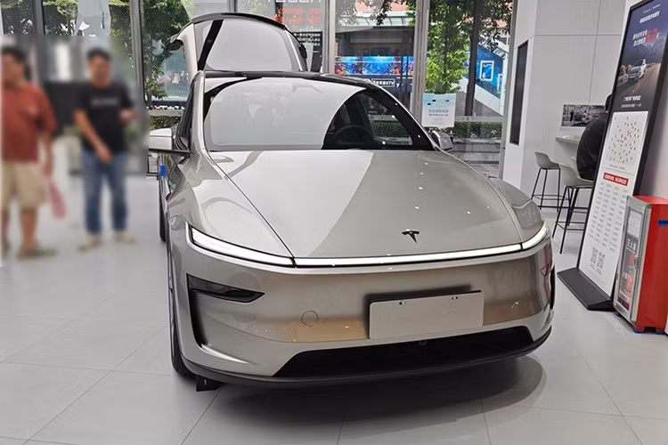 Tesla đã chính thức mở bán mẫu xe điện Model Y L 2025 mới tại Trung Quốc, thị trường mà hãng ôtô điện Mỹ đang chịu sự cạnh tranh khốc liệt từ hai đối thủ "cực mạnh" tại đất nước tỷ dân là BYD và Xiaomi.
