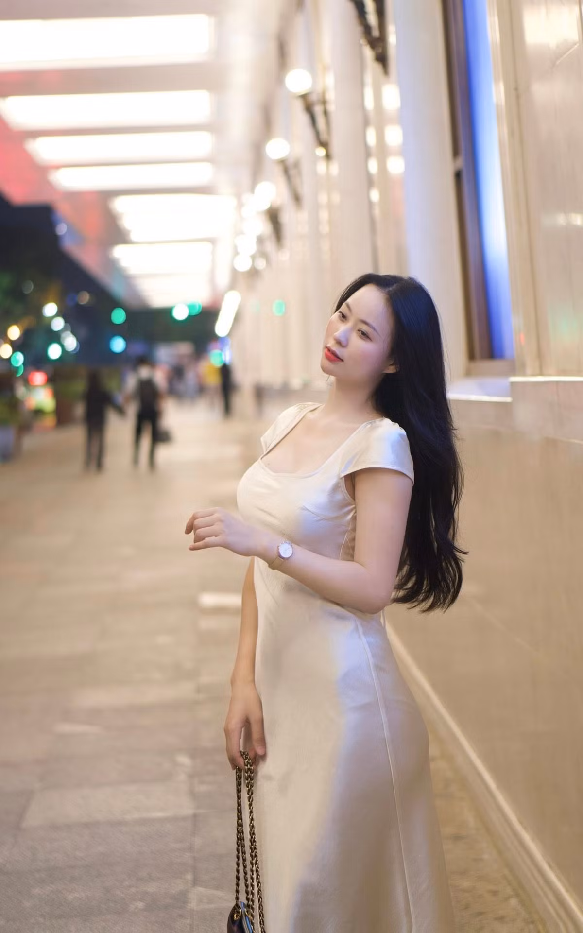 Ngay sau khi đăng tải, bức ảnh của Huyền Trang nhanh chóng bùng nổ tương tác. Bài viết đã gần chạm mốc 40.000 lượt like, bình luận và chia sẻ – một con số “khủng” ngay cả với nhiều hot girl nổi tiếng cũng khó lòng đạt được trong thời gian ngắn.