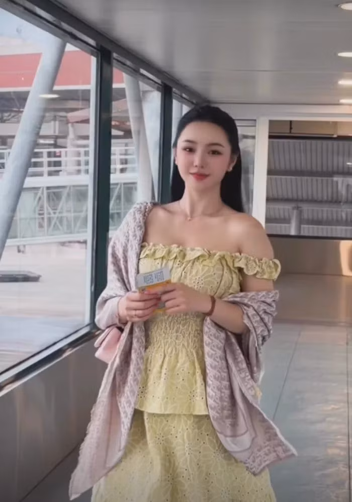Sự thay đổi nhỏ màu tóc nhưng tinh tế này giúp nữ diễn viên trở nên dịu dàng, nền nã và nữ tính hơn.