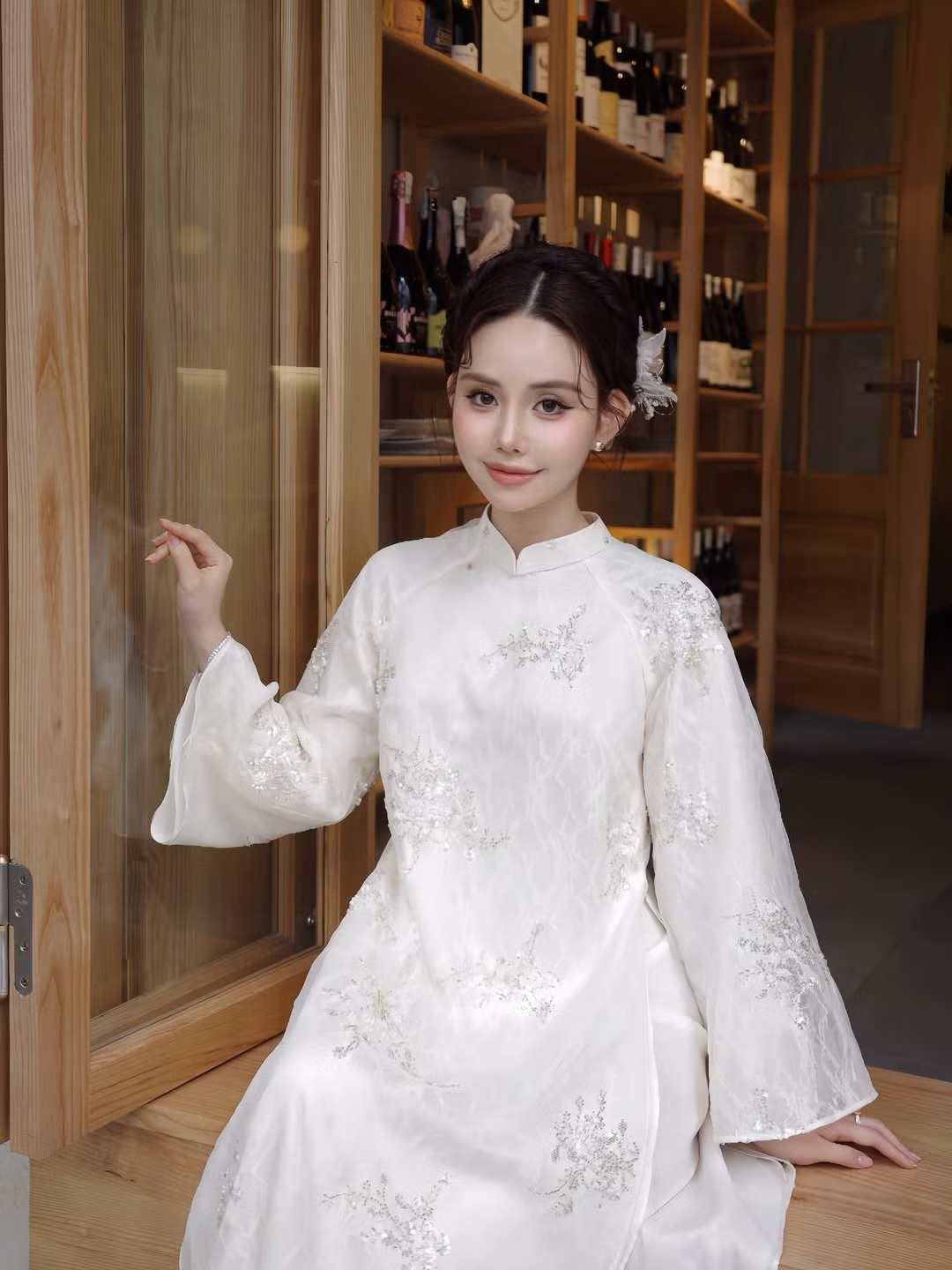 Chu Mạc Thúy Quỳnh vốn được biết đến là một trong những hot girl sở hữu lượng người theo dõi đông đảo trên mạng xã hội. Cô ghi điểm nhờ gương mặt xinh xắn, phong cách thời trang đa dạng và thần thái tự tin trước ống kính. Tuy nhiên, bộ ảnh áo dài trắng lần này lại cho thấy một khía cạnh rất khác – dịu dàng, sâu lắng và đậm chất Á Đông.