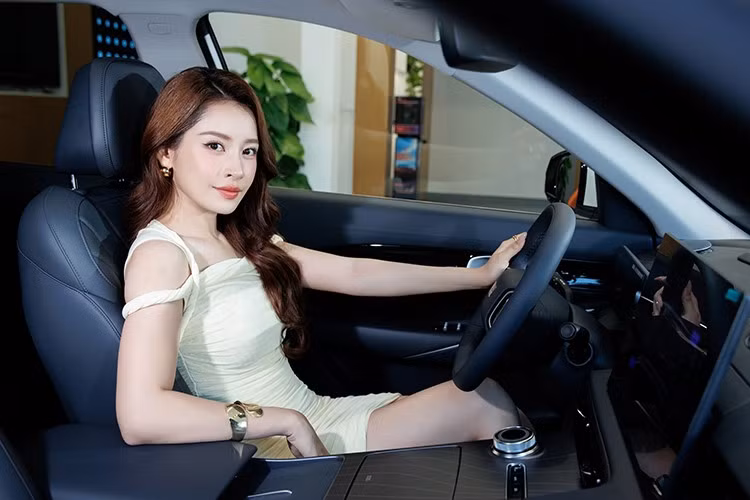 Bên trong Geely Monjaro là không gian nội thất 2 hàng ghế và 5 chỗ ngồi. Điểm nhấn bên trong xe chính là bộ 3 màn hình trên mặt táp-lô, bao gồm bảng đồng hồ kỹ thuật số, màn hình cảm ứng trung tâm và màn hình giải trí dành cho hành khách phía trước, tất cả đều có kích thước 12,3 inch.