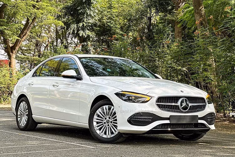 Ngay cả dòng xe chủ lực C-Class cũng chậm tiêu thụ. Một số đại lý từng rao bán C 200 Avantgarde VIN 2024 với mức giảm 240 triệu đồng, đưa giá từ 1,599 tỷ xuống còn 1,359 tỷ đồng – gần tương đương một chiếc Toyota Camry (1,22 – 1,53 tỷ đồng).