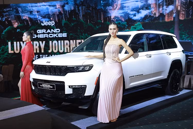 Grand Cherokee giảm 2,268 – 2,6 tỷ đồng, đưa giá xuống 3,43 – 4,288 tỷ đồng. Đây là mẫu SUV 7 chỗ, động cơ Pentastar V6 3.6L (293 mã lực, 353 Nm), có khả năng off-road nhờ hệ dẫn động 4 bánh.