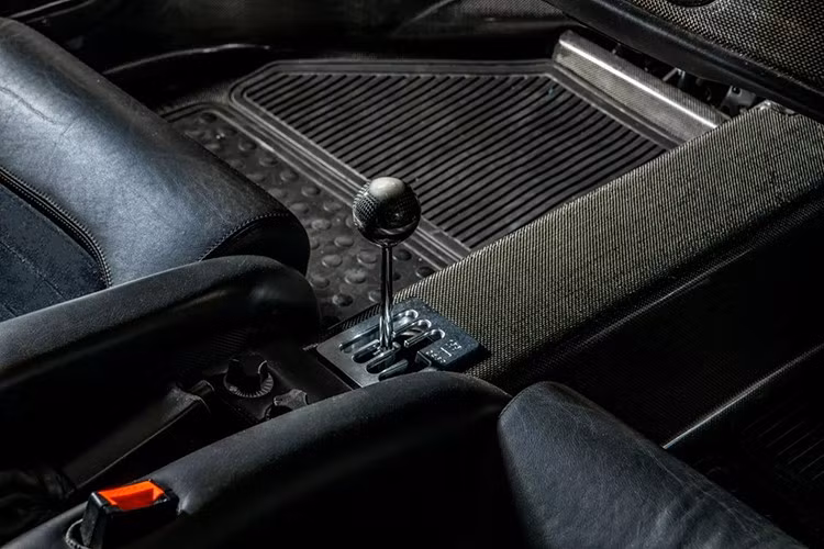 Cuối cùng, nó đã tìm được đường vào garage của một cặp vợ chồng ở Sterling, Virginia, sau đó, họ đã giữ nó kể từ đó trước khi mang ra đấu giá gần đây, điều thú vị, chiếc xe chủ yếu trong nhà, ít khi được nhìn thấy ngoài đường từ năm 2009 đến nay.