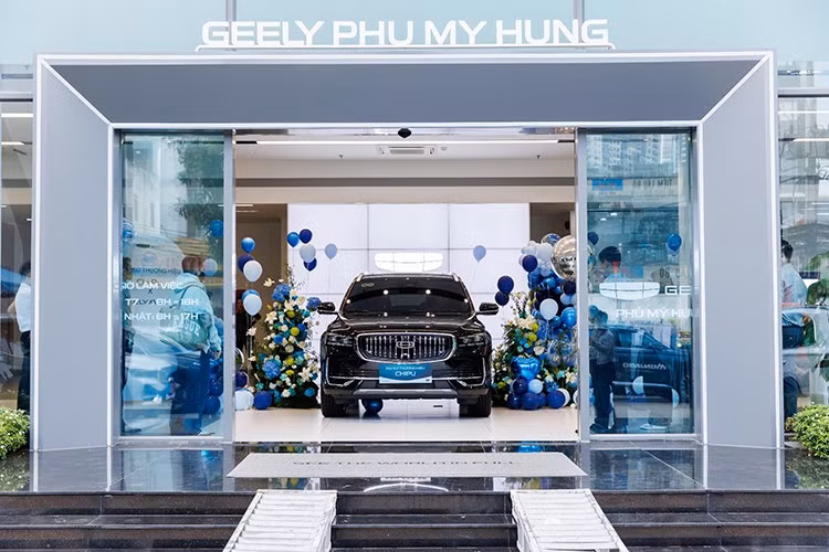 Ra mắt thị trường Việt Nam vào hồi tháng 7/2025, Geely Monjaro có 3 phiên bản và giá bán từ 1,099 - 1,199 tỷ đồng. So với những đối thủ cùng phân khúc như Ford Everest hay Hyundai Santa Fe, mẫu xe Trung Quốc này sở hữu giá bán dễ tiếp cận hơn.