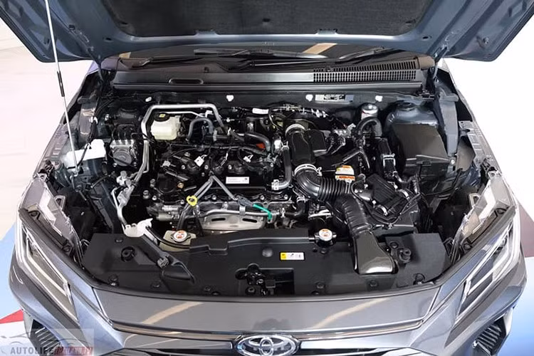 Yaris ATIV HEV đánh dấu bước chuyển mình đáng kể của dòng xe này khi từ bỏ động cơ xăng 1.2L truyền thống để chuyển sang hệ truyền động hybrid. Xe sử dụng động cơ xăng 1.5L kết hợp cùng mô-tơ điện, cho tổng công suất 111 mã lực.
