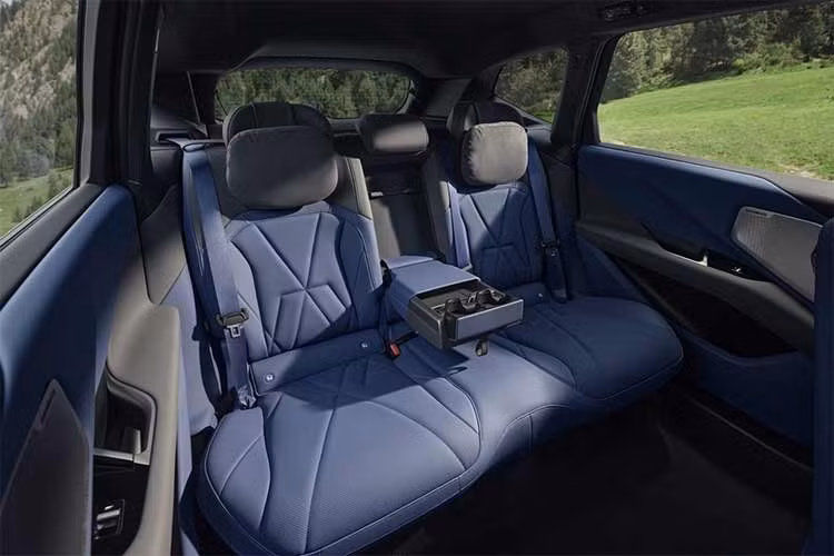 Các trang bị tiêu chuẩn khác tại Trung Quốc bao gồm gói M Sport và hệ thống âm thanh Harman Kardon 13 loa. Bên cạnh đó, xe tích hợp điều hòa 3 vùng cùng cửa sổ trời toàn cảnh. Hệ thống hỗ trợ lái tự động hợp tác cùng Momenta cũng được tặng kèm theo giá bán.