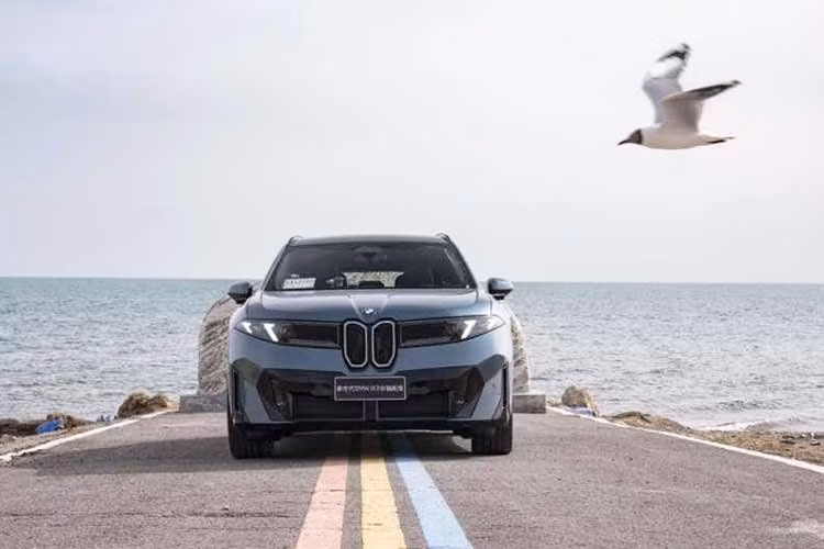 Trong khi đó, bản BMW iX3 40L xDrive sở hữu hệ dẫn động hai cầu công suất 374 mã lực. Xe tăng tốc lên 100 km/h chỉ mất 5,6 giây nhờ mô-men xoắn 565 Nm. Pin 86,9 kWh giúp chiếc BMW iX3 này di chuyển quãng đường 702 km. Cao cấp nhất là bản BMW iX3 50L xDrive đạt công suất tối đa 469 mã lực. Bộ pin 113,4 kWh cung cấp tầm vận hành lên tới 919 km cho mỗi lần sạc.