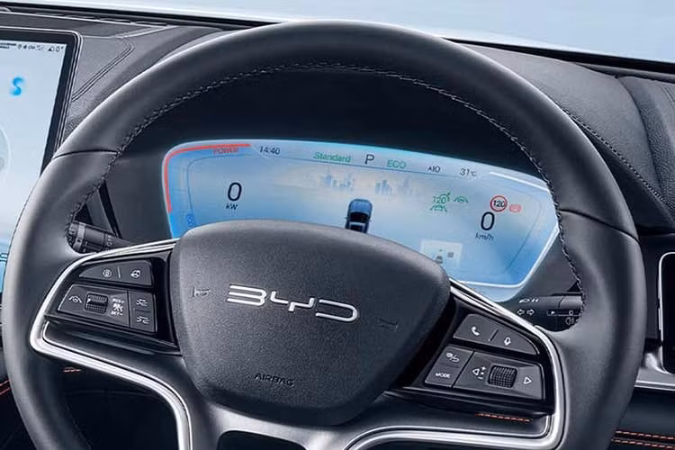 BYD Sealion 6 Extended 2026 tiếp tục bổ sung một số tiện ích mà hai phiên bản thấp hơn không có. Trong đó có ghế lái nhớ vị trí, gương chiếu hậu ghi nhớ vị trí và tự điều chỉnh khi lùi, sạc không dây 50 W cùng màn hình hiển thị thông tin trên kính lái W-HUD. Hệ thống hỗ trợ giữ làn khẩn cấp ELKA cũng xuất hiện trên bản này. Cabin Extended được hoàn thiện với tông màu đen.