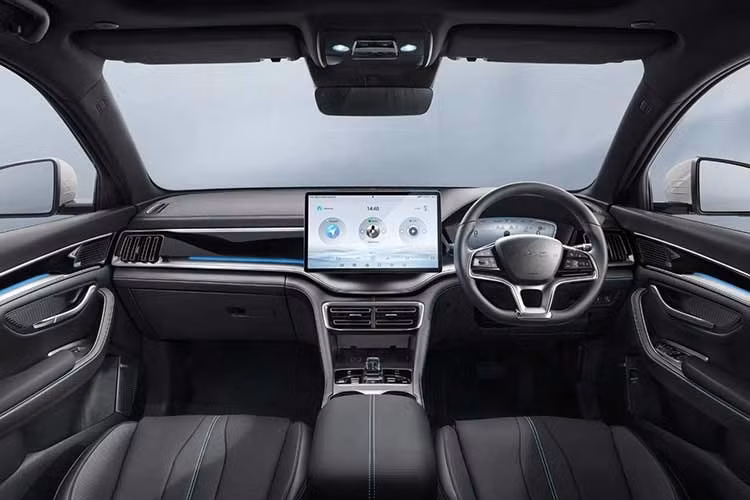 Cách BYD phân biệt các phiên bản chủ yếu nằm ở màn hình trung tâm và nhóm tiện nghi. Dynamic sở hữu màn hình xoay điện 12,8 inch, trong khi Premium được nâng lên loại 15,6 inch. Bản Premium cũng có ghế trước tích hợp thông gió và thêm các chức năng hỗ trợ người lái như phanh khẩn cấp tự động, cảnh báo điểm mù, hỗ trợ giữ làn và kiểm soát hành trình thích ứng có chức năng Stop &amp; Go.