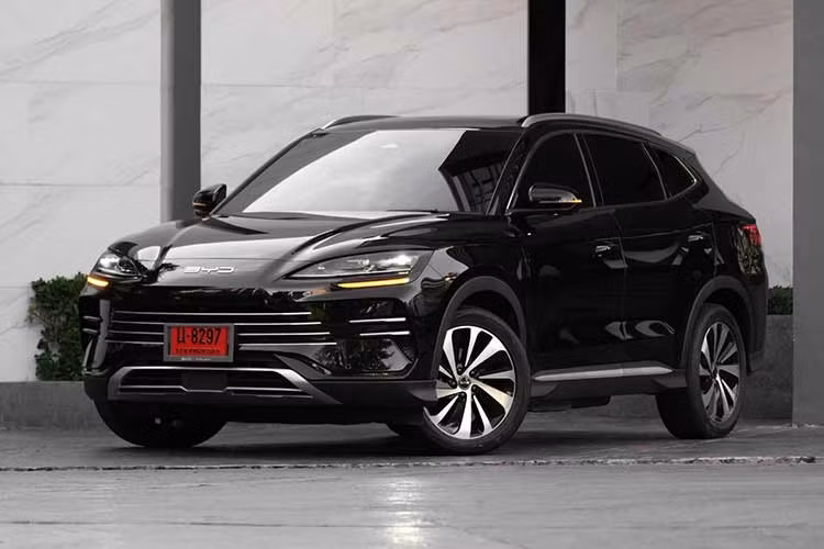 Mẫu xe SUV BYD Sealion 6 2026 được lắp ráp tại Đông Nam Á với ba lựa chọn gồm: DM-i Dynamic, DM-i Premium và DM-i Extended. Trong đó, Extended là phiên bản mới và cũng có nhiều thay đổi nhất so với hai bản còn lại. Sealion 6 có chiều dài 4.775 mm, rộng 1.890 mm, cao 1.670 mm và chiều dài cơ sở 2.765 mm. Khoảng sáng gầm đạt 180 mm.