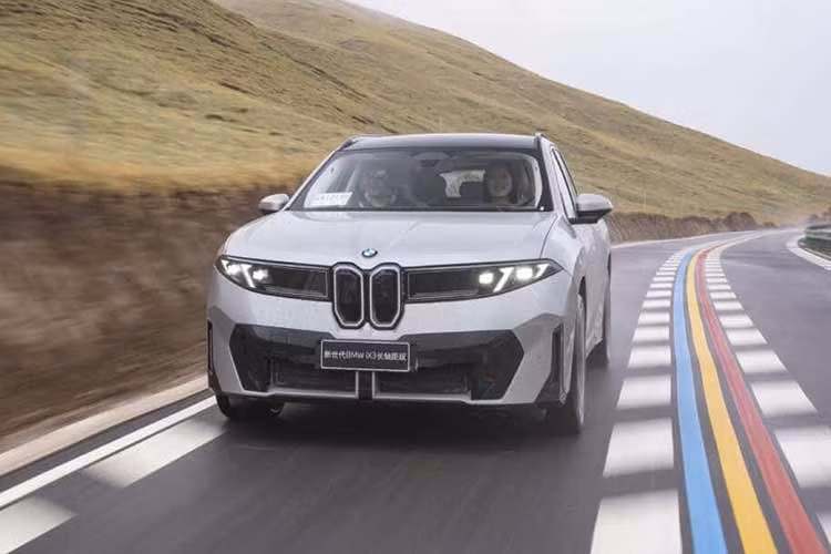 Tại Trung Quốc, giá xe BMW iX3 30L khởi điểm từ 269.900 nhân dân tệ (1,048 tỷ đồng). Bản BMW iX3 40L có giá 299.900 nhân dân tệ (1,165 tỷ đồng) và bản 50L là 339.900 nhân dân tệ (1,32 tỷ đồng). Theo đó, hãng áp dụng chính sách một giá trên toàn quốc và không thương lượng.