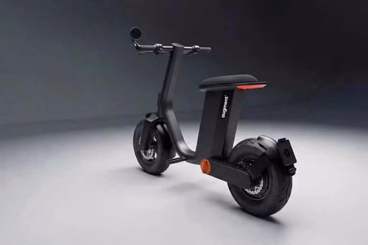 Dù có kích thước tương đối nhỏ, xe máy điện Augment 360 2026 vẫn được bố trí cốp chứa đồ bên dưới yên, đáp ứng nhu cầu mang theo một số vật dụng cá nhân khi di chuyển trong đô thị.