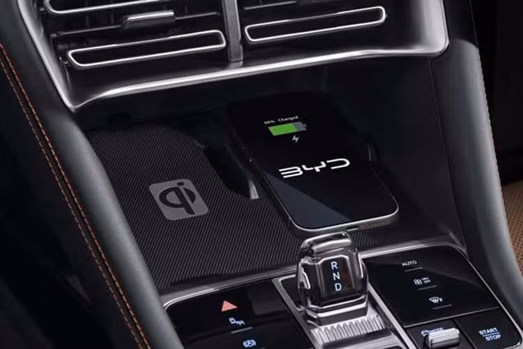 Với mức 150 km, Sealion 6 Extended có thể đáp ứng phần lớn nhu cầu đi lại hàng ngày nếu người dùng có điều kiện sạc tại nhà hoặc nơi làm việc. Khi cần di chuyển xa hơn, động cơ xăng sẽ tiếp tục tham gia vào quá trình vận hành, thay vì phụ thuộc hoàn toàn vào việc tìm trạm sạc.