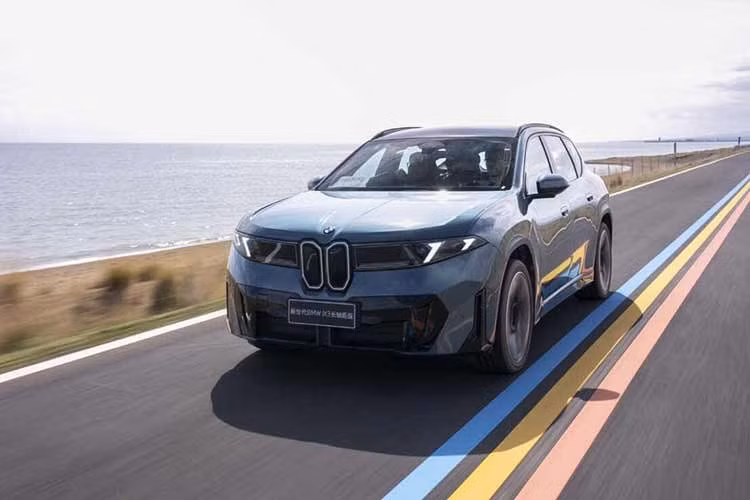 Hãng xe Đức vừa chính thức giới thiệu mẫu BMW iX3 L tại Triển lãm Ô tô Thành Đô 2026 ở Trung Quốc. Đây là phiên bản SUV điện trục cơ sở dài thuộc dòng Neue Klasse danh tiếng. Nhờ đó, người dùng có thêm lựa chọn hấp dẫn trong phân khúc xe gầm cao thuần điện.