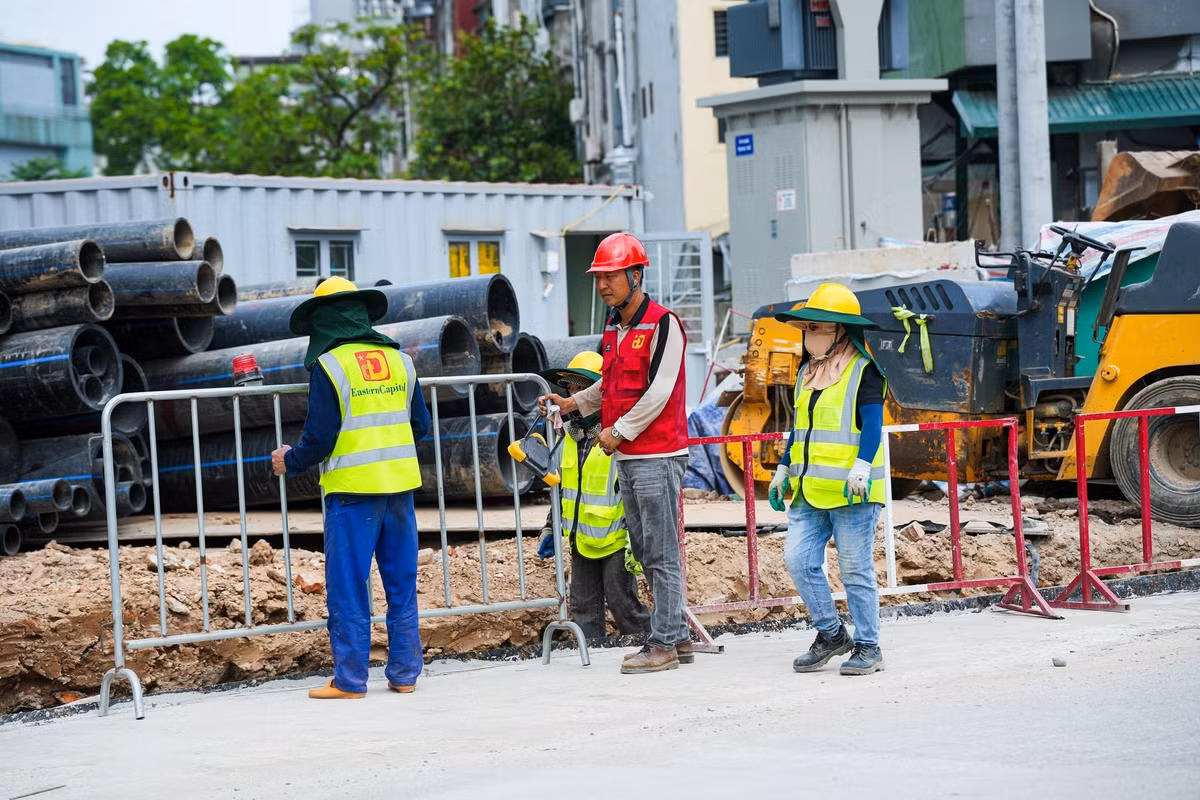 Theo ghi nhận, đến thời điểm hiện tại, nhiều thiết bị chuyên dụng phục vụ thi công tường vây đã được tập kết tại dự án. Trong đó có cẩu bánh lốp tải trọng 450 tấn, cẩu bánh xích 180 tấn, máy khoan cọc xi măng đất (CDM), máy xúc cùng nhiều phương tiện, thiết bị hỗ trợ khác.