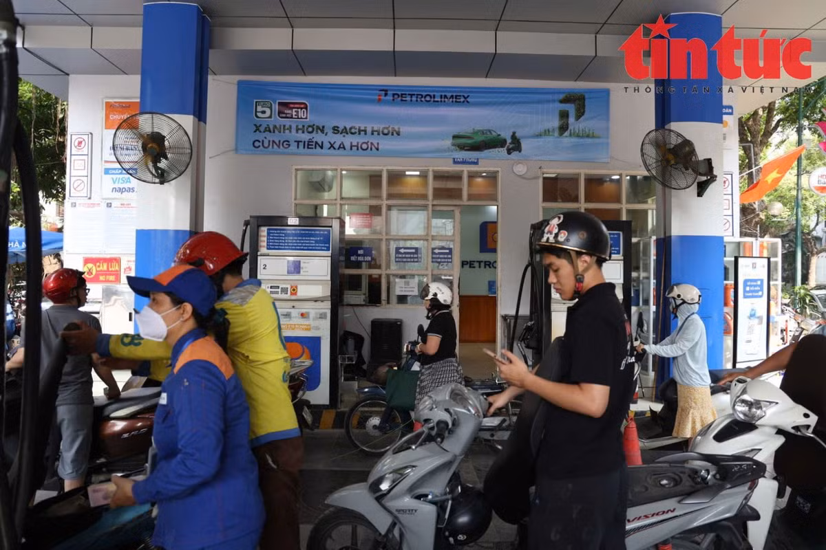 Các cây xăng tại Hà Nội bắt đầu bán xăng sinh học E10 từ ngày 1/6.