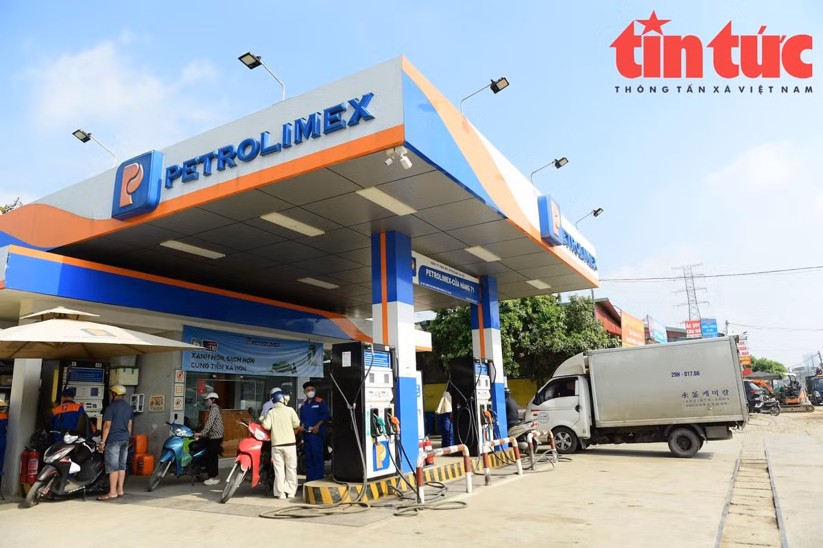Khách đổ xăng tại cây xăng của Petrolimex tại đường Tam Trinh.