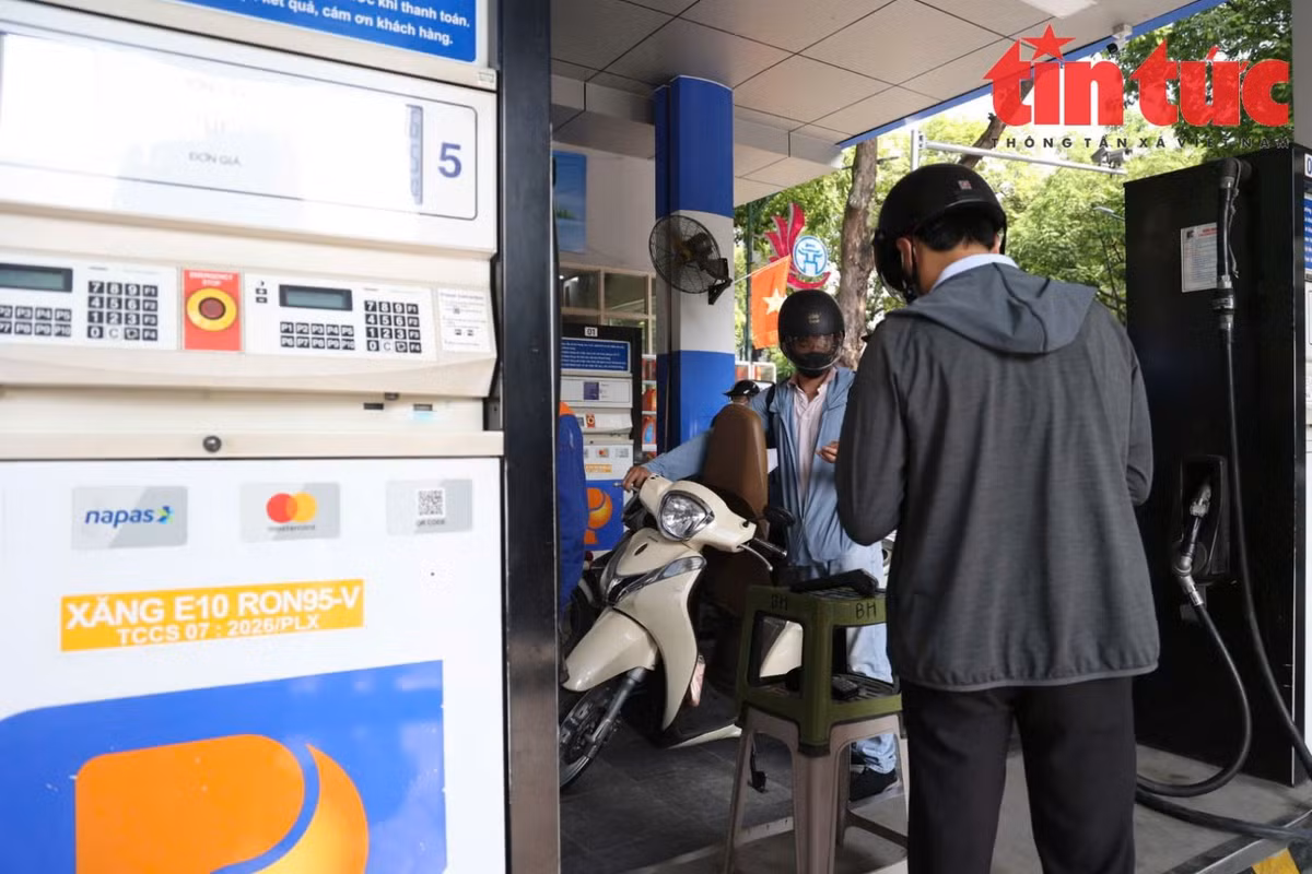 Xăng E10 được pha trộn 10% ethanol sinh học với xăng khoáng, góp phần giảm lượng khí thải carbon và giảm phụ thuộc vào nhiên liệu hóa thạch.