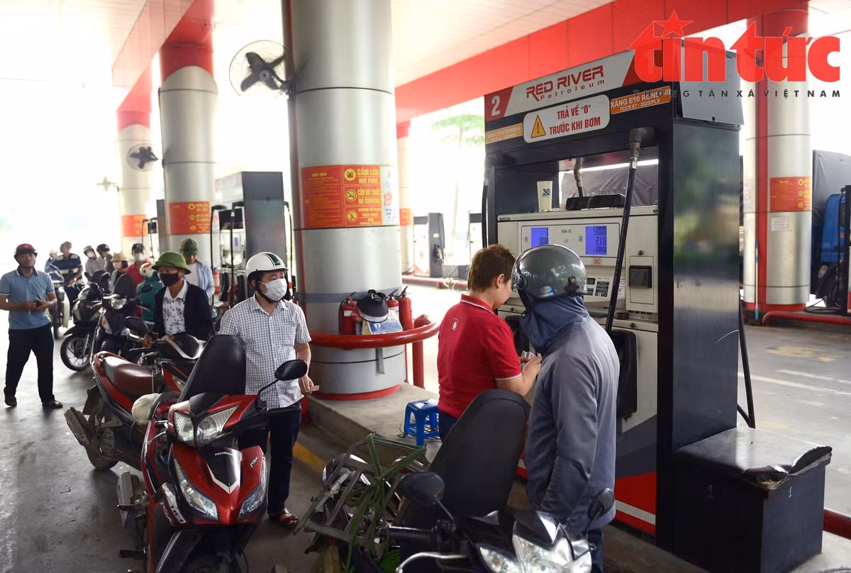 Đầu giờ sáng nên cửa hàng khá đông khách, người tiêu dùng an tâm sử dụng xăng E10.