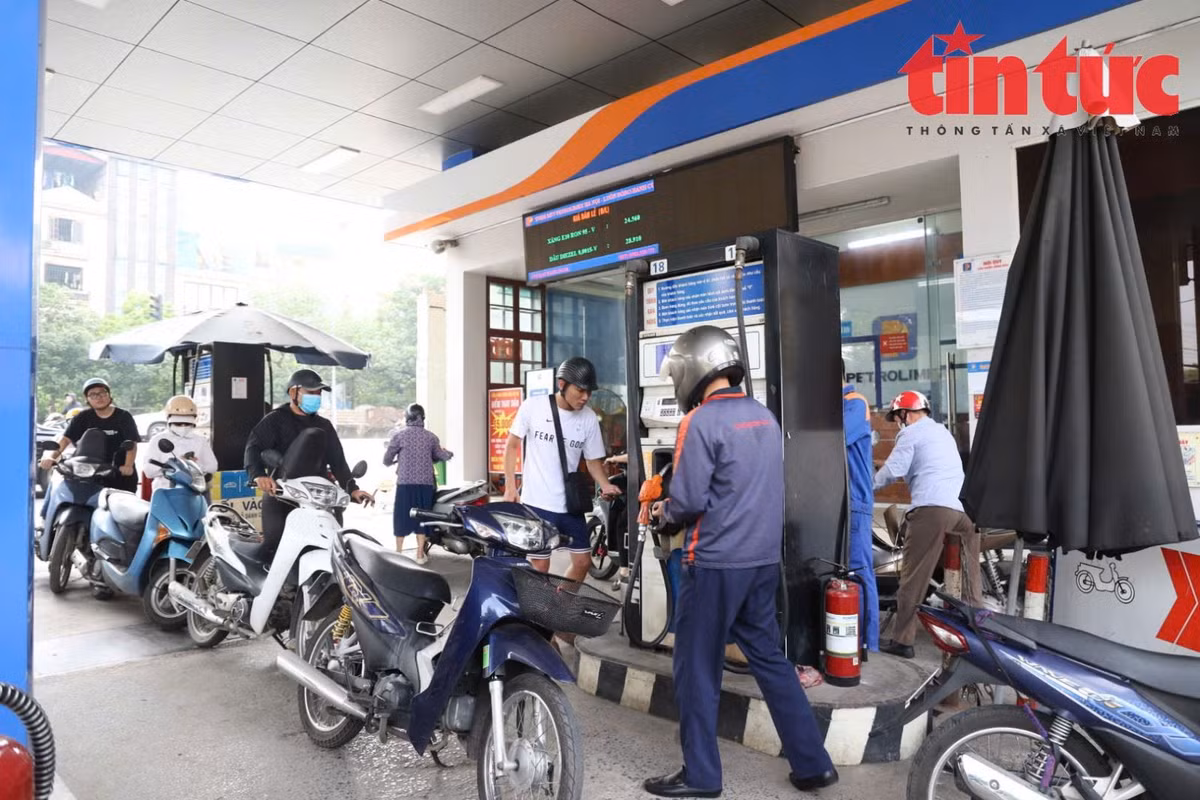 Người dân xếp hàng mua xăng E10.