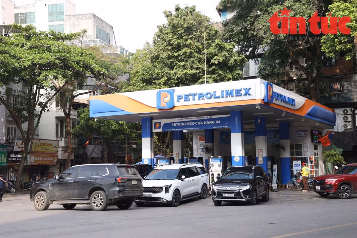 Cây xăng của Petrolimex tại phố Trần Hưng Đạo, phường Cửa Nam đã sớm triển khai bán xăng E10.