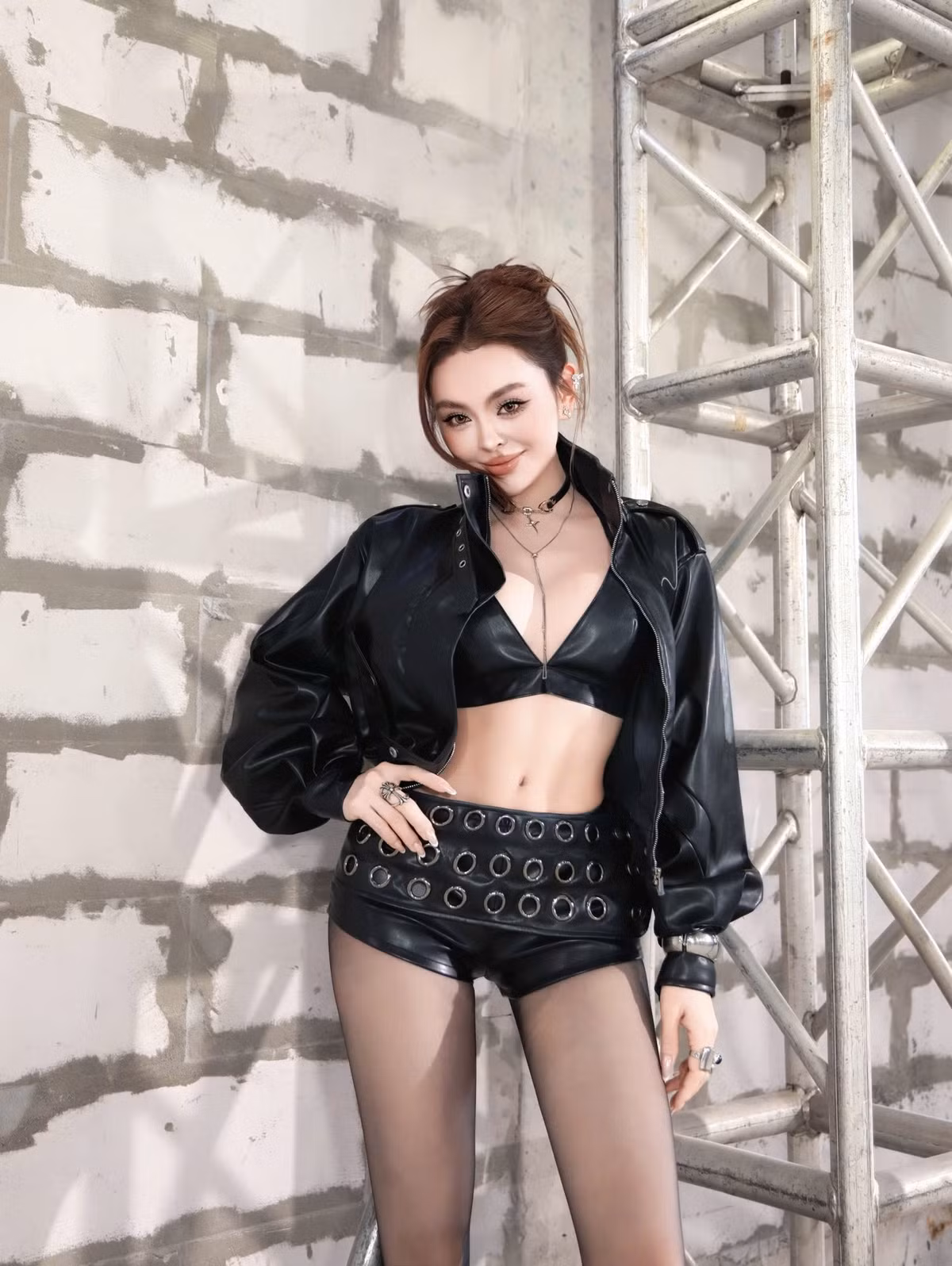 Trang Nemo (Nguyễn Xuân Hương Trang, sinh năm 1992) là một trong những gương mặt nổi tiếng nhất mạng xã hội Việt Nam trong lĩnh vực bán hàng online. Cô gây chú ý nhờ ngoại hình nổi bật, phong cách thời trang sang chảnh, những buổi livestream thu hút hàng trăm nghìn lượt xem và khả năng kinh doanh thời trang nhanh nhạy và biết cách xây dựng thương hiệu cá nhân.