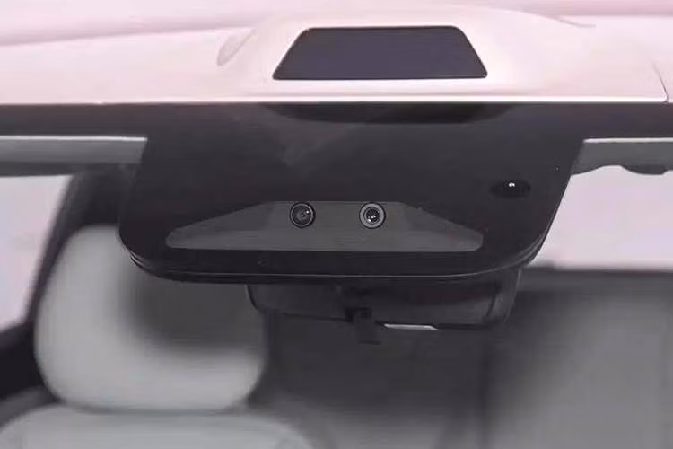 3 phiên bản cao cấp nhất của BYD Seagull 2027 sử dụng bộ pin dung lượng lớn hơn và sở hữu công nghệ sạc siêu nhanh Flash-Charging. Theo BYD, công nghệ này cho phép sạc pin từ 10% lên 70% chỉ trong 5 phút. Độ an toàn còn được tăng cường nhờ kết cấu thân xe dạng lồng với cấu trúc “10 thanh ngang, 4 thanh dọc”. Xe có tối đa 6 túi khí và hệ thống ổn định xe khi nổ lốp.