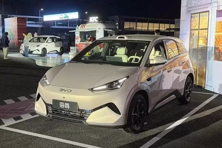 BYD đã chính thức ra mắt Seagull chạy điện thế hệ thứ hai tại thị trường Trung Quốc. Mẫu xe hatchback nâng cấp này được bổ sung nhiều cải tiến, bao gồm kích thước lớn hơn, cấu hình 5 chỗ ngồi mới, công nghệ pin Blade thế hệ thứ hai tích hợp sạc siêu nhanh Flash-Charging và cảm biến LiDAR tùy chọ