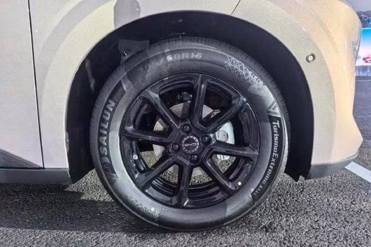 Chưa hết, hatchback chạy diện BYD Seagull 2027 còn được trang bị hệ thống khoang lái thông minh DiLink 150, xoay quanh màn hình cảm ứng trung tâm 15,6 inch và tích hợp phiên bản đầy đủ của trí tuệ nhân tạo DeepSeek.