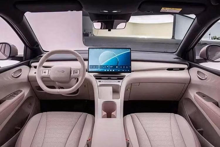 Các trang bị tiện nghi của xe cũng được nâng cấp, bao gồm ghế lái chỉnh điện 6 hướng, ghế hành khách phía trước chỉnh điện 4 hướng, ghế trước có chức năng sưởi/thông gió 3 cấp độ, ghế lái tích hợp massage với nhiều chế độ, sạc điện thoại không dây công suất 50 W, đèn viền nội thất 127 màu và hệ thống âm thanh 8 loa.