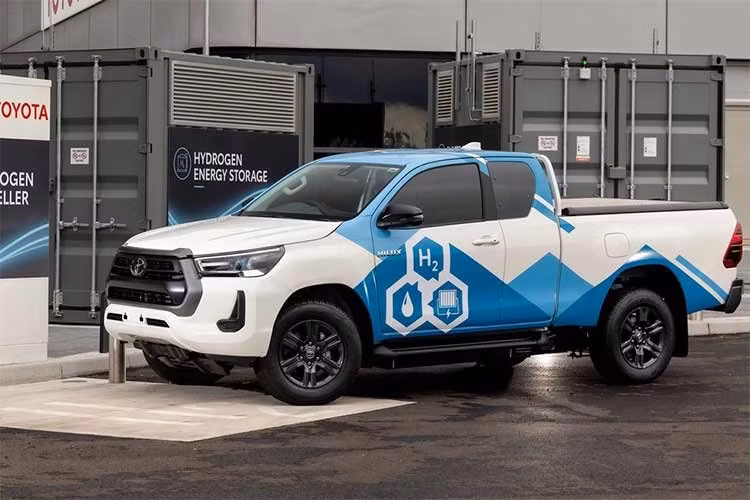 Khác với xe điện chạy pin thông thường (BEV), Hilux FCEV sử dụng hydro để tạo ra điện năng thông qua hệ thống pin nhiên liệu, sau đó cung cấp năng lượng cho mô-tơ điện vận hành xe. Việc lựa chọn Thái Lan làm nơi sản xuất Hilux FCEV cho thấy Toyota đang tận dụng cơ sở sản xuất sẵn có của dòng bán tải này để phát triển phương tiện sử dụng năng lượng hydro.