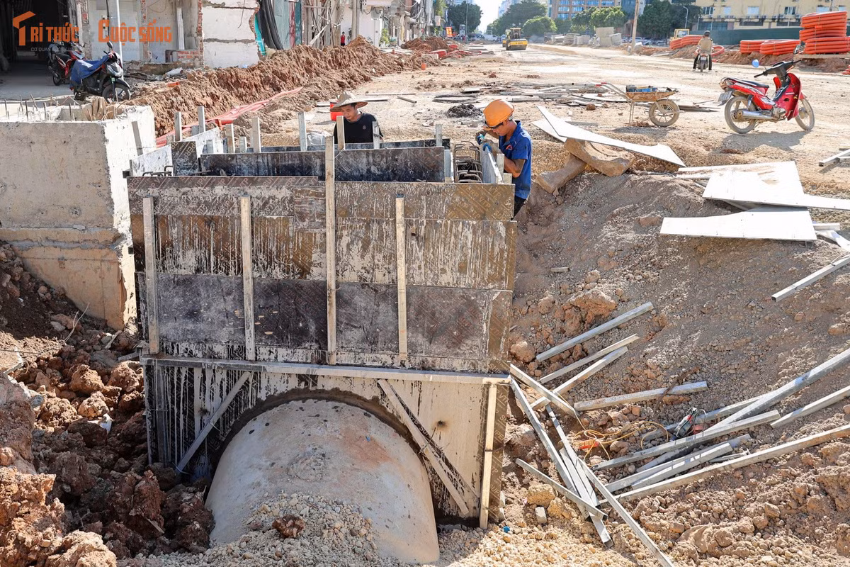 Đối với đoạn từ khu đô thị mới Dịch Vọng đến đường Dương Đình Nghệ, khối lượng thi công đã đạt hơn 80%. Hệ thống thoát nước mưa và nước thải cơ bản hoàn thành.