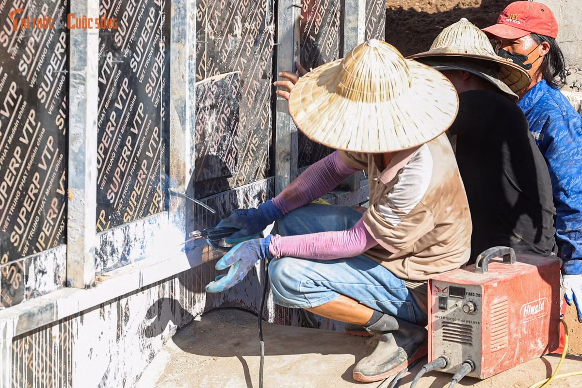 Dưới thời tiết nắng nóng, không khí trên công trường diễn ra khẩn trương. Các nhà thầu đang tăng cường nhân lực, máy móc, hướng tới mục tiêu thông xe kỹ thuật toàn tuyến vào dịp 10/10.