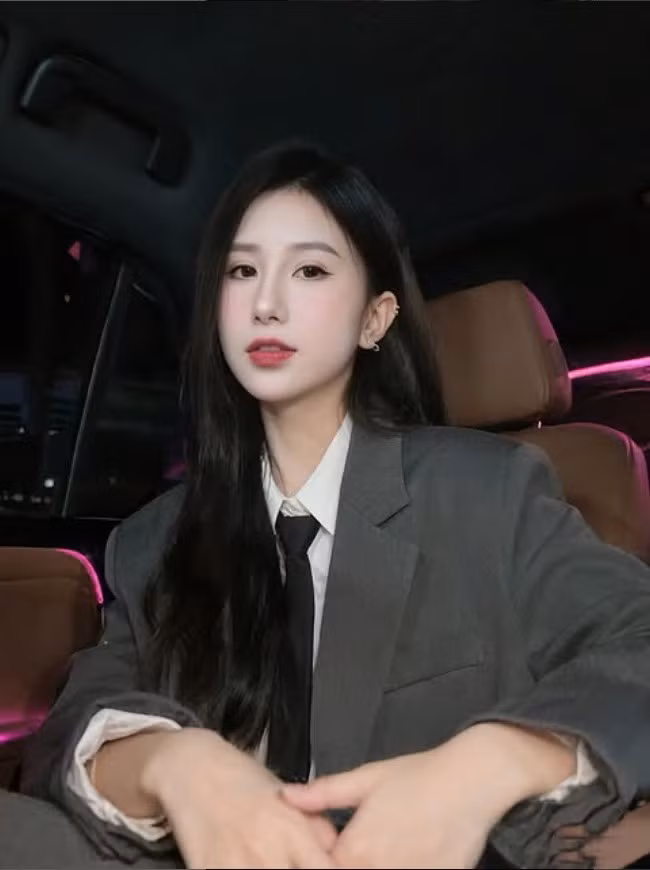 Tiểu Hý nổi lên như một hiện tượng mạng xã hội từ những video clip nhảy theo nhạc trên nền tảng TikTok.